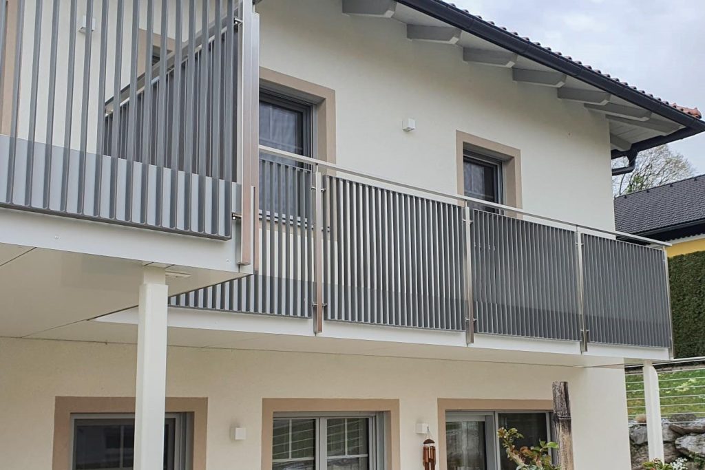 Balkongeländer aus Aluminium im ersten Stock von einem Einfamilienhaus