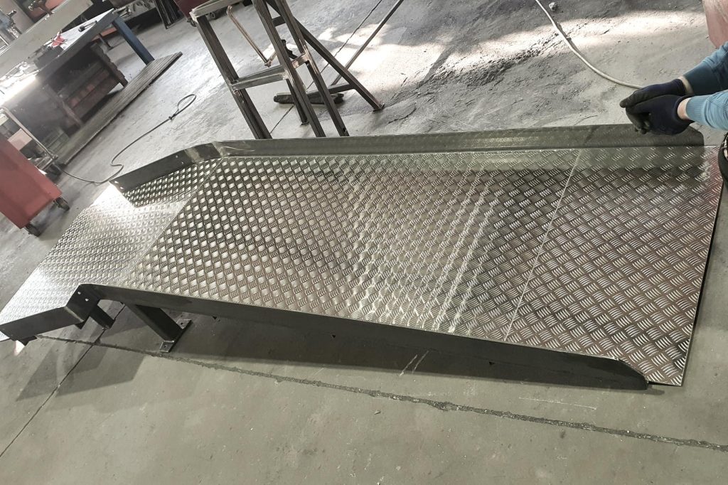 Rampe aus Aluminium in der Fertigungshalle der Schlosserei Pongratz