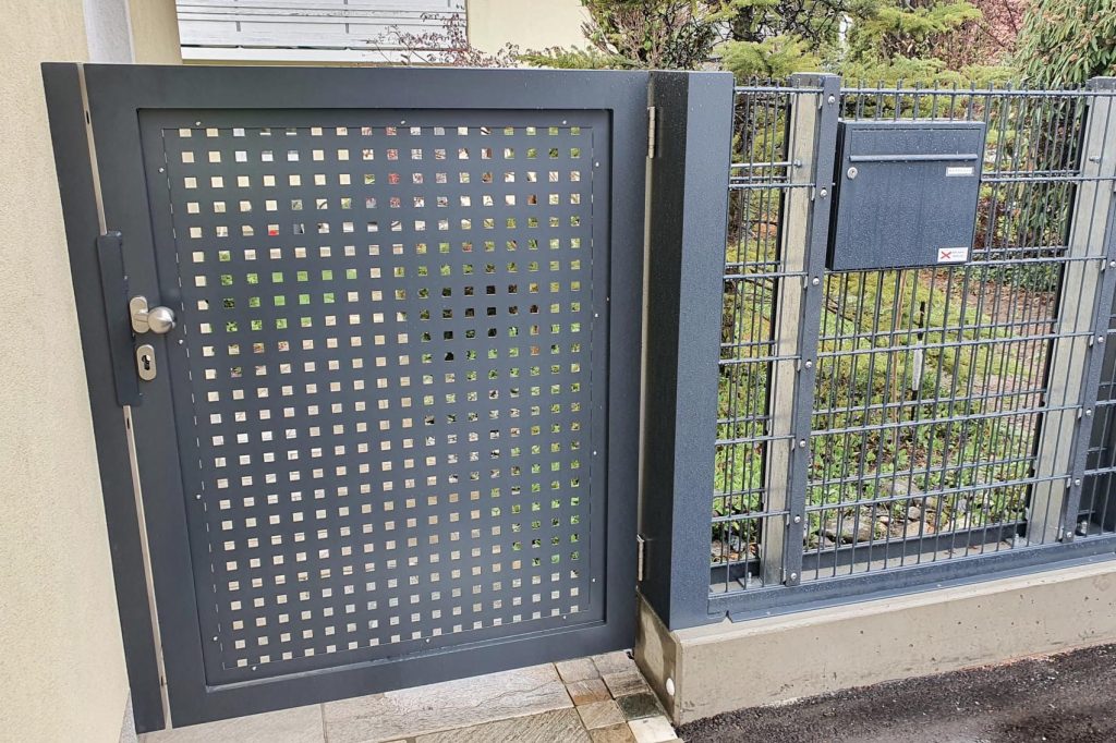 Eingangstor aus Aluminium von einem Einfamilienhaus mit einem Aluminium-Zaun