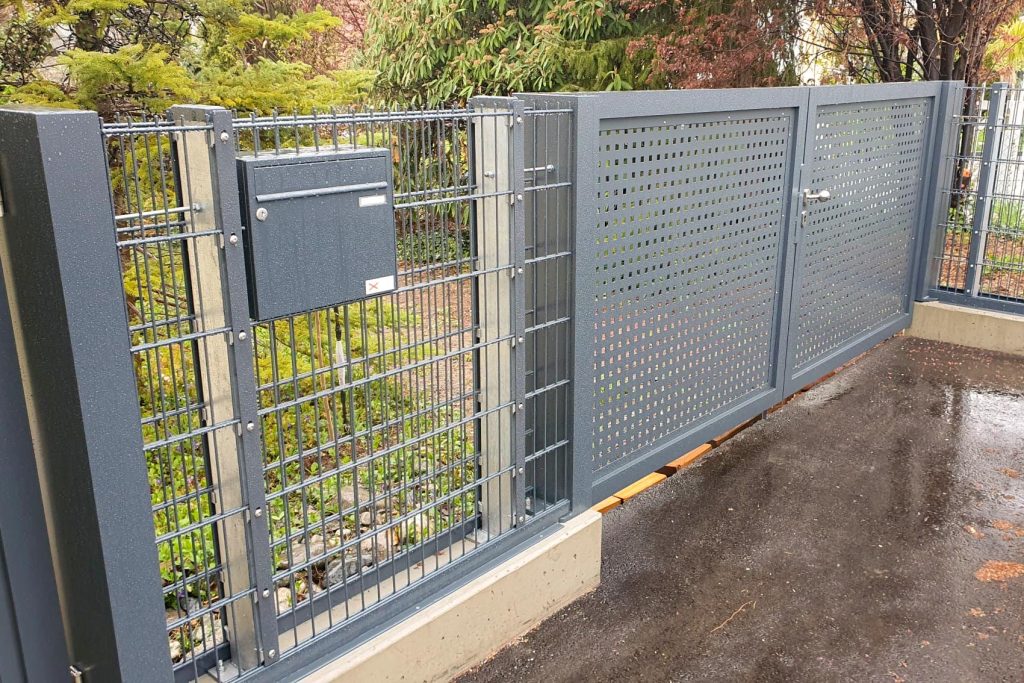 Zaun aus Aluminium von einem Einfamilienhaus mit einem Aluminium-Tor