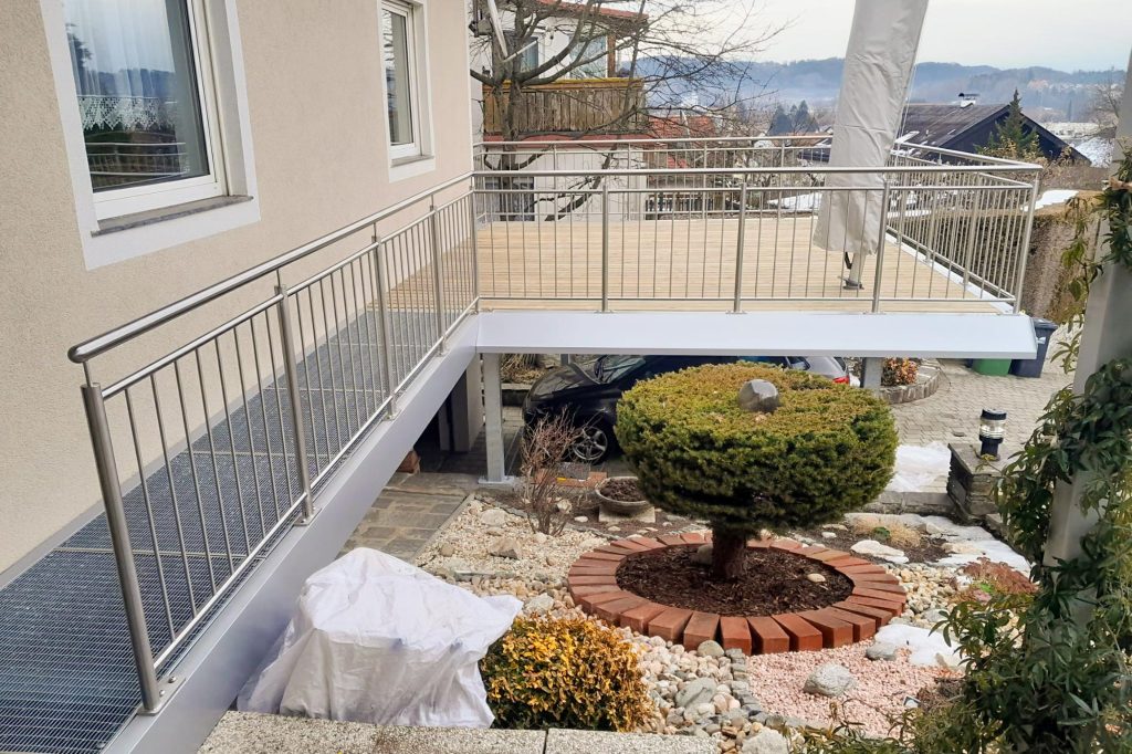 Edelstahlgeländer von der Terrasse eines Einfamilienhauses