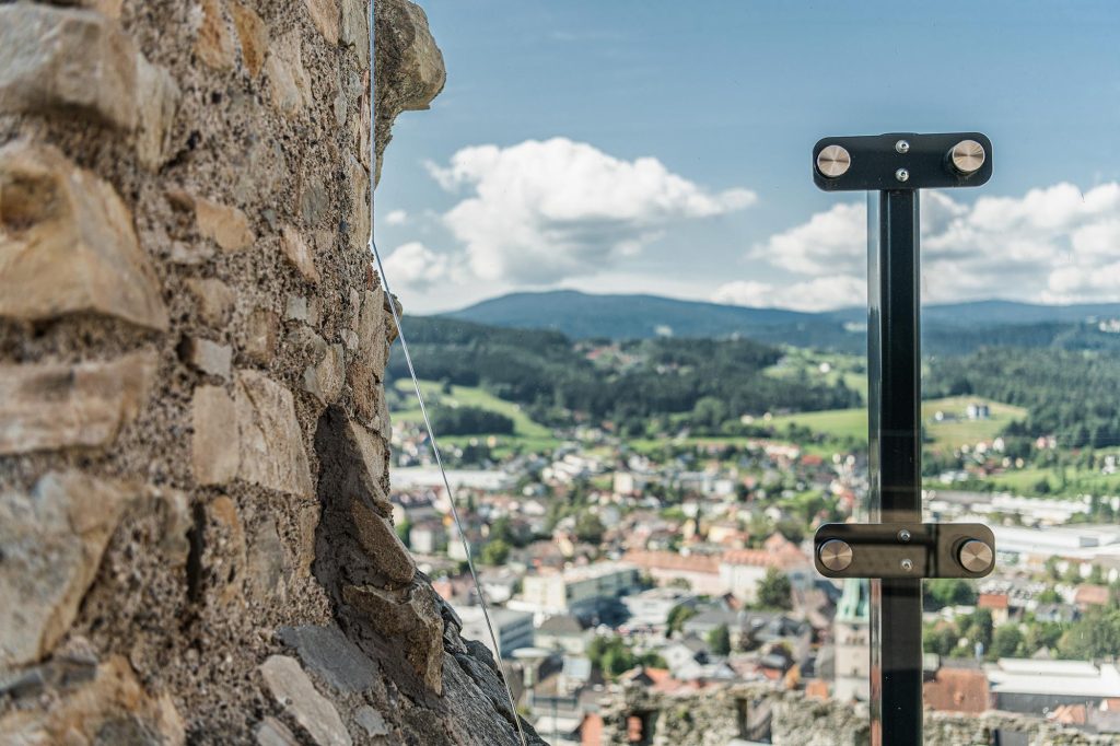 Edelstahl-Verbindung von 2 Glaselementen eine Geländers auf der Burgruine Obervoitsberg