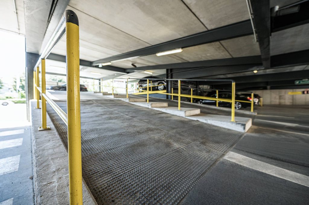 Gelbes Stahlgeländer in einer Parkgarage in Voitsberg