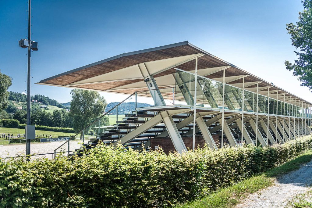 Dachkonstruktion und Tribüne aus Stahl in der Arena Piber