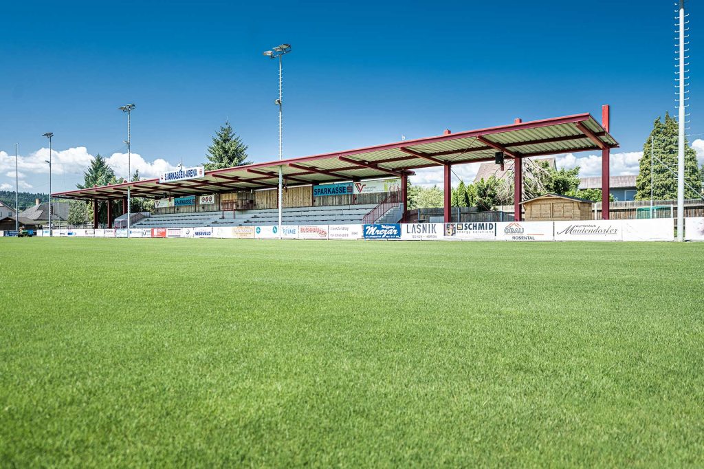 Tribüne des ASK Voitsberg mit roter Stahlbau-Dachkonstruktion