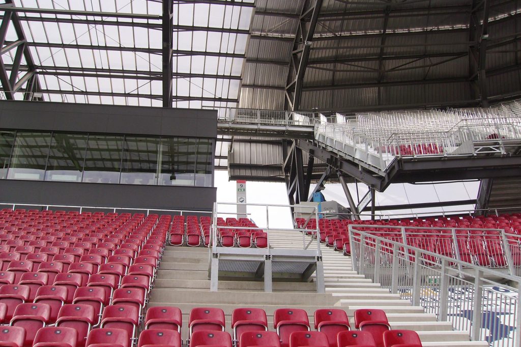 Stahlbauelemente und Sitzreihen im Stadion Klagenfurt