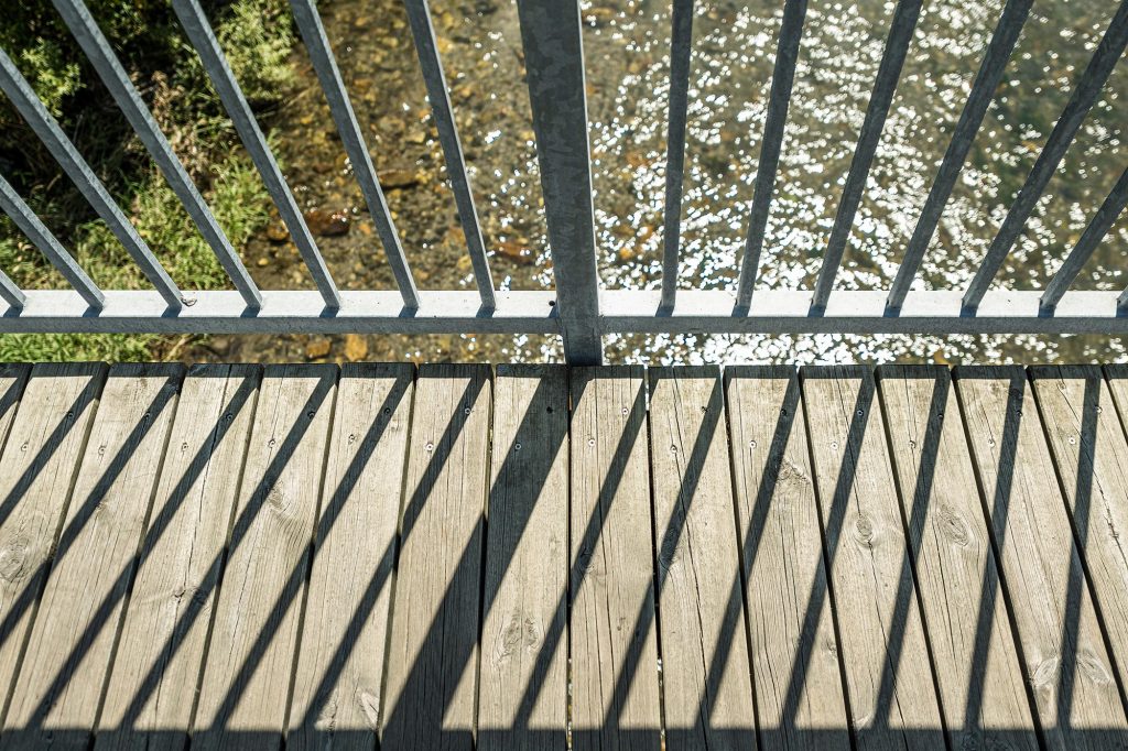 Detailansicht eines Geländers aus Stahl auf einer Brücke