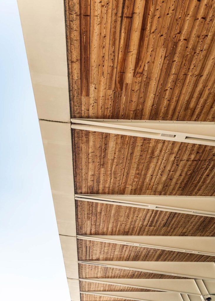 Detailansicht von der Dachkonstruktion mit Stahlbau- und Holzelementen bei der Tribüne im Lipizzanergestüt Piber